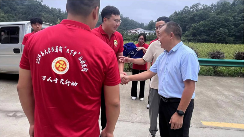 ��ɫ�S���¸�·���l�����d������