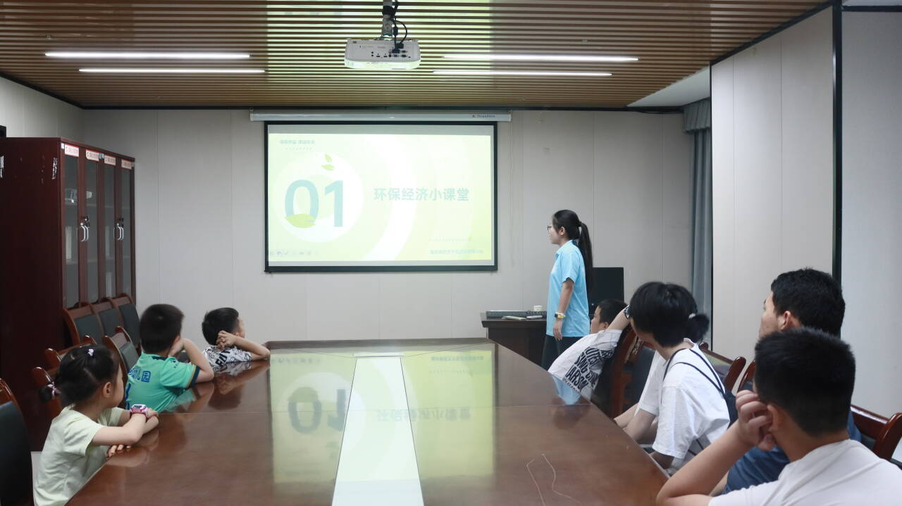 ���ഺ���������r��У�繲���Gɫ����������Ժ�ѹ�Ӣ־Ը��������M��ɺ���^(q��)�_չ���ڡ������l(xi��ng)���h(hu��n)�����`���